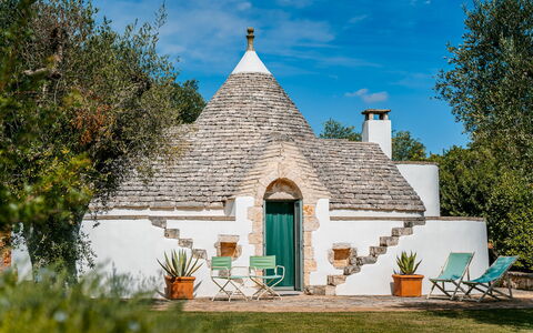 Trullo Magnifico 8: Grass, Garden, Lawn, Landscaping, Yard, Farmhouse