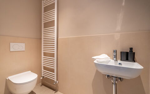 Cascina Buzio 12: Flooring, Wall, Floor, Bathroom, Plumbing Fixture, Interior Design, Toilet, Plumbing, Toilet Seat, Tile