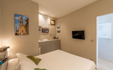 Aurora 2+2: Bed, Wall, Interior Design, Bedroom, Floor, Wood, Bed Sheet, Flooring, Bedding, Room