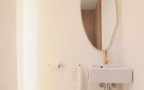 Casa dei Fiamminghi 10+2: Wall, Plumbing Fixture, Bathroom, Interior Design, Brown, Plumbing, Flooring, Floor, Mirror, Toilet