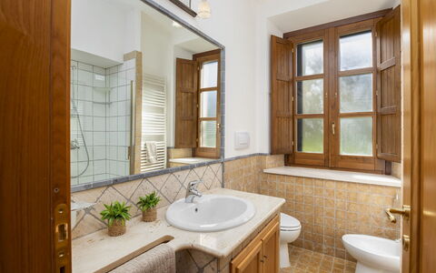 Villa Cusano 18: Bathroom Sink, Plumbing Fixture, Sink, Bathroom, Flooring, Interior Design, Floor, Tap, Ceiling, Bathroom Cabinet