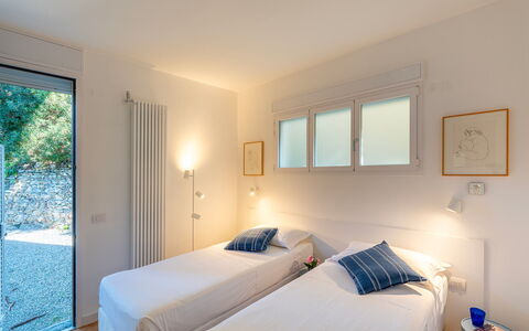 La Scogliera di Sori 5+1: Bed, Wall, Bedroom, Interior Design, Ceiling, Bed Sheet, Bedding, Furniture, Home, Room
