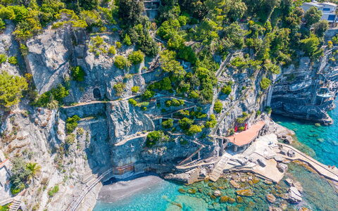 La Scogliera di Sori 5+1: Coast, Coastal And Oceanic Landforms, Sea, Rock, Terrain, Ocean, Tourist Attraction, Shore, Cove, Beach