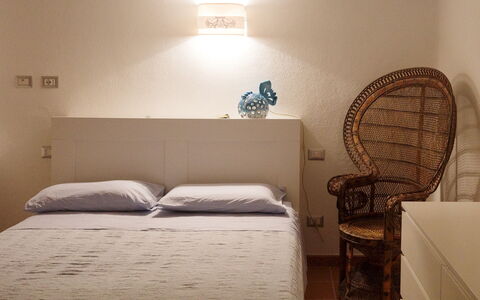 Villa Portobello 10+2: Bed, Bedding, Bedroom, Furniture, Bed Sheet, Interior Design, Wall, Floor, Wood, Flooring