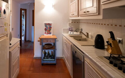 Villa Portobello 10+2: Countertop, Kitchen, Interior Design, Flooring, Furniture, Kitchen Appliance, Floor, Wood, Major Appliance, Ceiling
