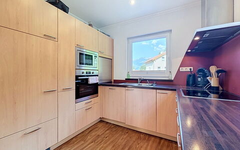 Ferienhaus Siegele: Flooring, Kitchen Appliance, Interior Design, Kitchen, Countertop, Floor, Cabinetry, Major Appliance, Wood, Furniture