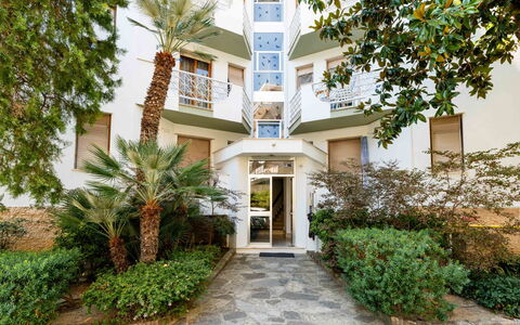 Margherita: Estate, Landscaping, Villa, Hedge, Balcony