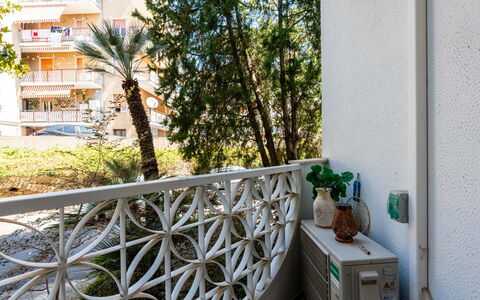 Margherita: Estate, Landscaping, Villa, Hedge, Balcony
