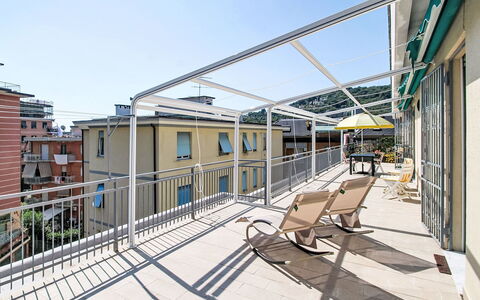 Alda: Estate, Landscaping, Villa, Hedge, Balcony