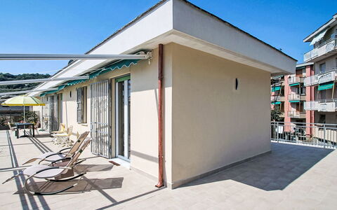 Alda: Estate, Landscaping, Villa, Hedge, Balcony
