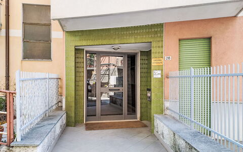Alda: Estate, Landscaping, Villa, Hedge, Balcony