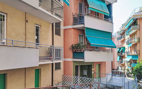 Alda: Estate, Landscaping, Villa, Hedge, Balcony