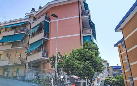 Alda: Estate, Landscaping, Villa, Hedge, Balcony