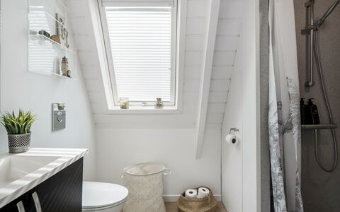 Elida - 18Km to the Fjord: Plumbing Fixture, Interior Design, Flooring, Floor, Ceiling, Plumbing, Bathroom, Sink, Tap, Toilet