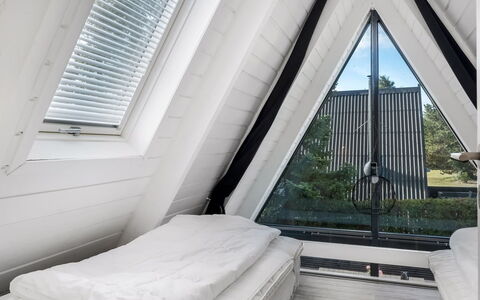 Elida - 18Km to the Fjord: Daylighting, Design, Hardwood, Bedroom, Plank, Bed, Bedding, Aluminium, Siding