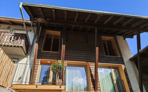 Ferienwohnung Schof: Wood, Balcony, Apartment, Wood Stain, Hardwood, Shade, Plank, Porch, Lumber, Plywood