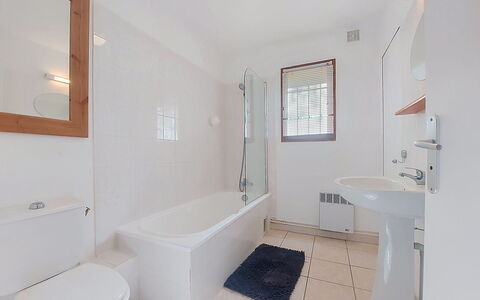 La Jeansarde: Flooring, Floor, Plumbing Fixture, Interior Design, Ceiling, Bathroom, Plumbing, Bathtub, Room, Tap