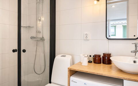 Solgläntan: Bathroom, Interior Design, Plumbing Fixture, Bathroom Sink, Flooring, Mirror, Sink, Floor, Tap, Bathroom Cabinet