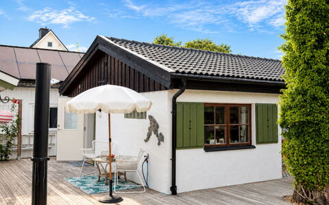 Solgläntan: Roof, House, Cottage, Door, Home, Siding, Shade, Yard, Garden Buildings, Design
