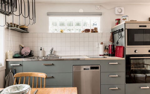 Solgläntan: Kitchen Appliance, Kitchen, Countertop, Furniture, Cabinetry, Major Appliance, Interior Design, Home Appliance, Drawer, Flooring