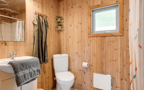 Hedwig - 120M to the Fjord: Wall, Flooring, Wood, Floor, Interior Design, Plumbing Fixture, Ceiling, Bathroom, Room, Toilet