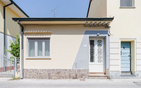 Contemporary House: Wall, Building, Window, Door, Road Surface, Facade, Residential Area, House, Architecture, Home