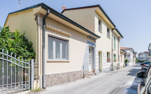 Contemporary House: Wall, Building, Window, Road Surface, Residential Area, Neighbourhood, Facade, House, Architecture, Town