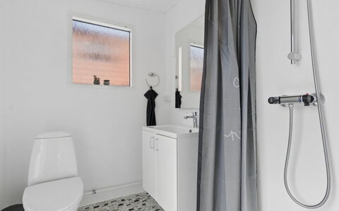 Jasper - 100M from the Sea: Plumbing Fixture, Flooring, Floor, Interior Design, Bathroom, Toilet, Plumbing, Ceiling, Toilet Seat, Sink