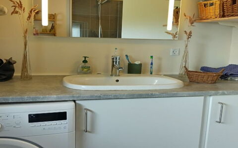 Meike - 750M from the Sea: Washing Machine, Interior Design, Flooring, Plumbing Fixture, Floor, Laundry Room, Sink, Tap, Clothes Dryer, Furniture