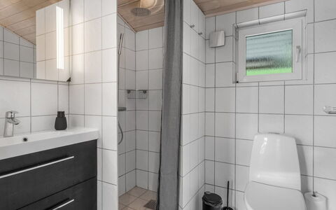 Tian - 1Km from the Sea: Bathroom Sink, Flooring, Plumbing Fixture, Sink, Bathroom, Interior Design, Floor, Wood, Tap, Toilet