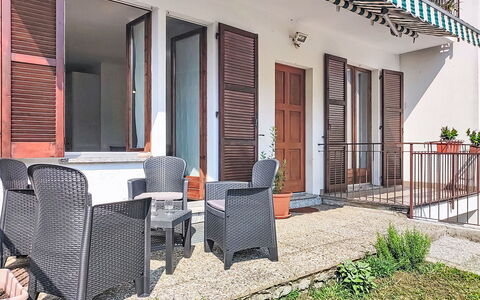 Casa Burli: Door, Porch, Balcony, Floor, Apartment, Outdoor Furniture, Home Door, Shade, Wood Stain, Chair