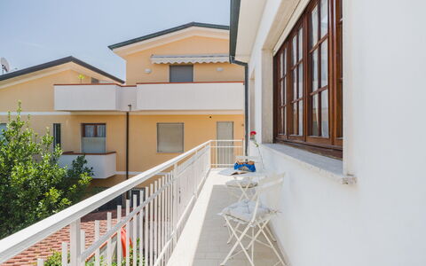 La Casa di Margot: Floor, Residential Area, Door, Home, Apartment, Balcony, Composite Material, Wood Stain, Molding, Porch
