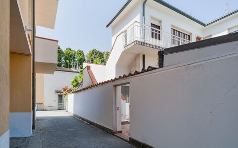 La Casa di Margot: Wall, Residential Area, Home, Composite Material, Concrete, Balcony, Paint, Plaster, Design, Daylighting