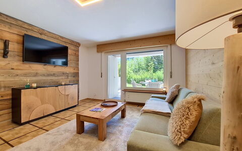Les Ambassadeurs B 3: Interior Design, Flooring, Furniture, Wood, Ceiling, Floor, Room, Lighting, Wood Flooring, Living Room