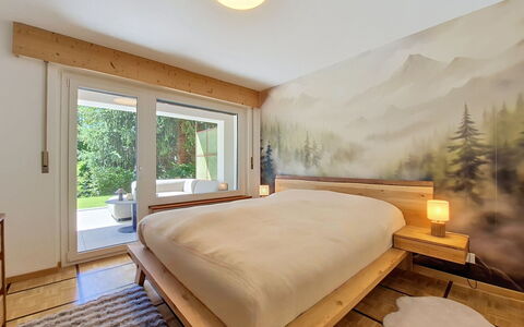 Les Ambassadeurs B 3: Interior Design, Bedroom, Bed, Furniture, Wood, Flooring, Bed Sheet, Floor, Bedding, Ceiling