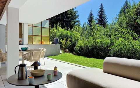 Les Ambassadeurs B 3: Furniture, Interior Design, Wall, Flooring, Chair, Floor, Home, Couch, Architecture, Living Room
