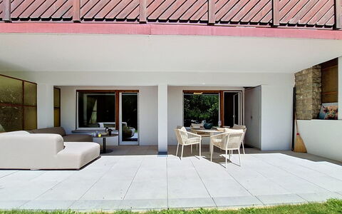 Les Ambassadeurs B 3: Wood, Flooring, Floor, Furniture, Outdoor Furniture, Shade, Concrete, Garden, Chair