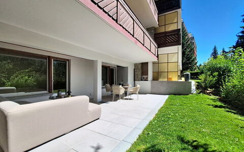 Les Ambassadeurs B 3: Garden, Balcony, Shade, Landscaping, Yard, Design, Daylighting, Villa, Backyard, Courtyard