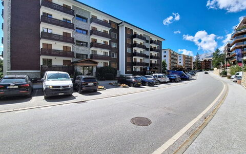 Les Ambassadeurs B 3: Building, Apartment, Residential Area, City, Neighbourhood, Architecture, Human Settlement, Urban Design, Condominium, Balcony
