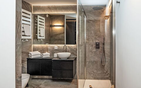 Chesa Zentrum 10B: Flooring, Interior Design, Floor, Plumbing Fixture, Ceiling, Lighting, Tap, Bathroom, Plumbing, Room