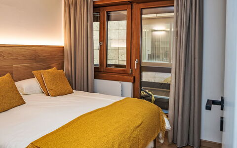 Chesa Zentrum 10B: Interior Design, Flooring, Floor, Bed, Wood, Bedroom, Furniture, Room, Bed Sheet, Wood Flooring