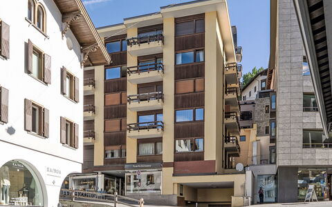 Chesa Zentrum 10B: Building, Window, Architecture, Apartment, Facade, Town, Neighbourhood, Residential Area, Urban Design, Condominium