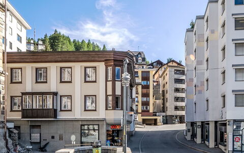 Chesa Zentrum 10B: Building, Daytime, Window, Wall, City, Urban Area, Residential Area, Facade, Architecture, Town