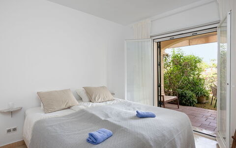 La Quinta Hills: Wall, Wood, Interior Design, Furniture, Bedroom, Floor, Bed, Flooring, Ceiling, Room