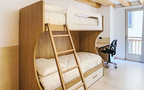 Rugia: Bunk Bed, Wood, Interior Design, Bedroom, Furniture, Flooring, Floor, Bed, Bedding, Bed Frame