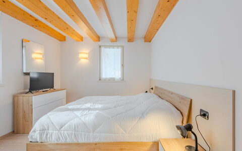 Rugia: Interior Design, Wall, Flooring, Bedroom, Wood, Bed, Floor, Furniture, Ceiling, Wood Flooring