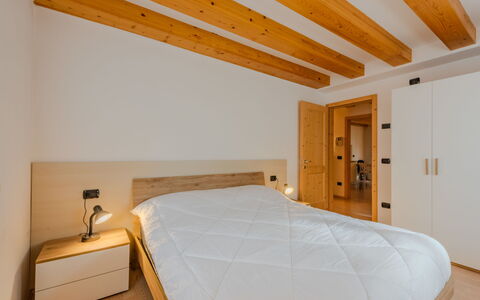 Rugia: Interior Design, Wood, Bedroom, Flooring, Bed, Ceiling, Furniture, Floor, Room, Wood Flooring