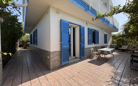 La Casa dei Melograni: Door, Balcony, Porch, Shade, Houseplant, Daylighting, Outdoor Furniture, Villa