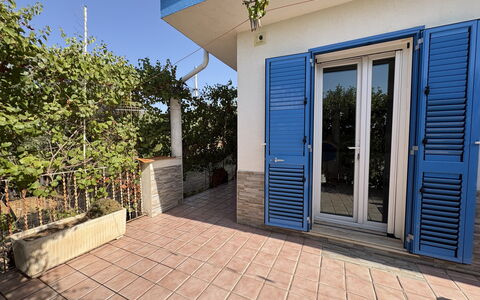 La Casa dei Melograni: Door, Flowerpot, Houseplant, Home Door, Shade, Wood Stain, Balcony, Tile
