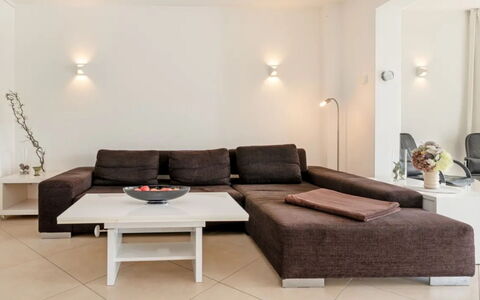 Am Seeufer: Furniture, Couch, Interior Design, Flooring, Wood, Living Room, Floor, Home, Table, Wood Flooring